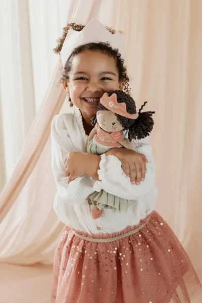 Dziewczynka przytula lalkę Princess Evi Little Dutch podczas zabawy