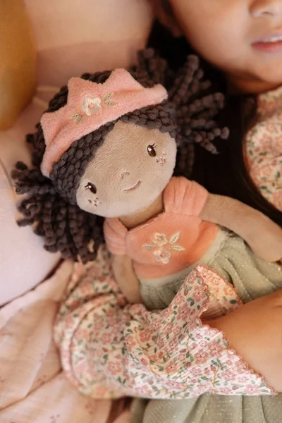 Zbliżenie na lalkę Princess Evi Little Dutch podczas przytulania