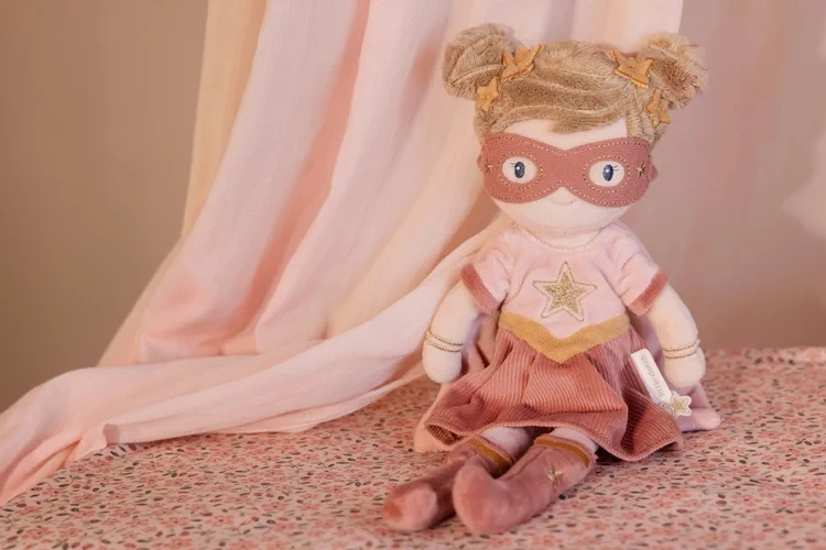 Lalka Superhero Rosa Little Dutch na łóżku w pokoju dziecięcym