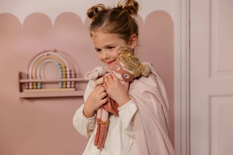 Little-Dutch-Lalka-Supehero-Rosa-35-cm-GRS-polkabubu-4.webp