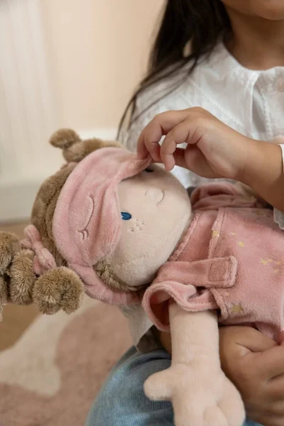 Dziecko zakłada opaskę na oczy lalce Rosa Little Dutch
