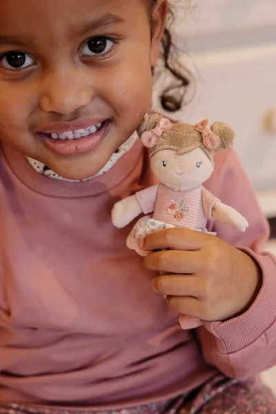 Dziewczynka trzyma laleczkę Rosa Little Dutch podczas zabawy