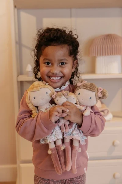 Dziewczynka z kolekcją lalek Little Dutch Rosa