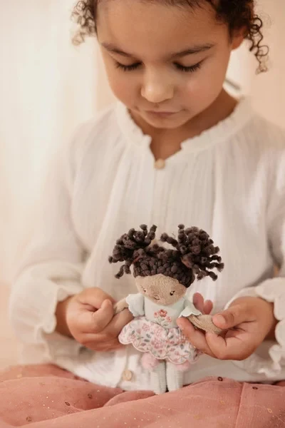 Dziewczynka trzyma laleczkę Evi Little Dutch podczas zabawy