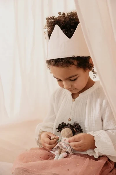 Dziecko bawi się laleczką Evi Little Dutch w pokoju dziecięcym