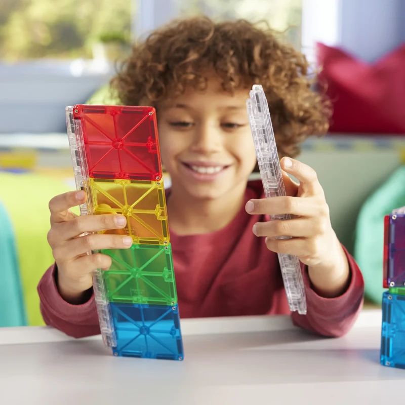 Dziecko budujące pionową konstrukcję z klocków magnetycznych Magna-Tiles Rail Racers