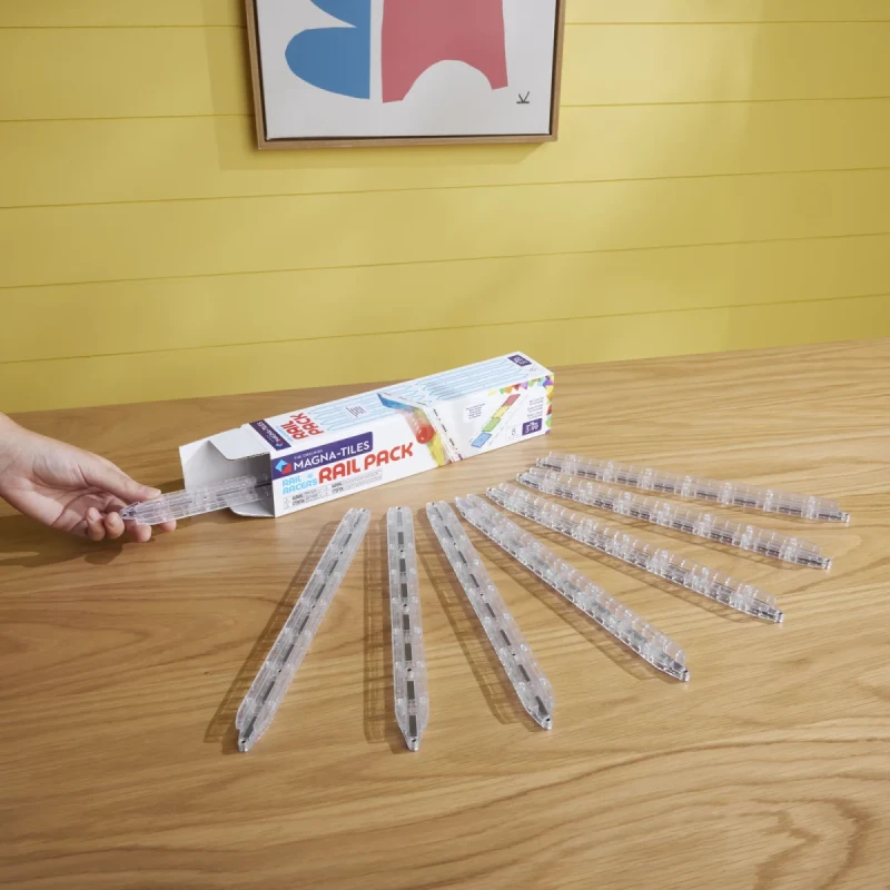 Przezroczyste szyny magnetyczne Magna-Tiles Rail Pack ułożone na stole