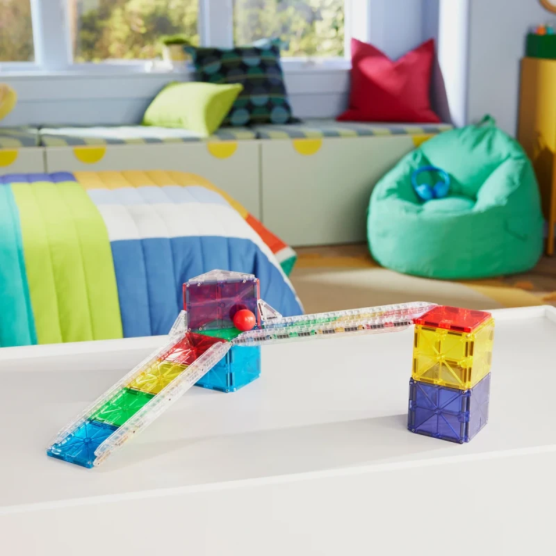 Tor kulkowy zbudowany z Magna-Tiles Rail Racers i dodatkowych szyn Rail Pack