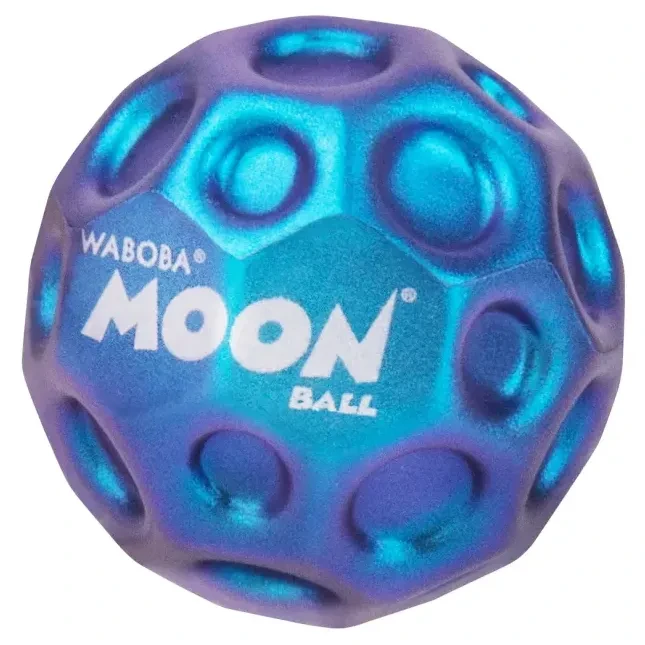 Piłeczka Metallic Moon Ball Waboba metaliczna niebieska na białym tle