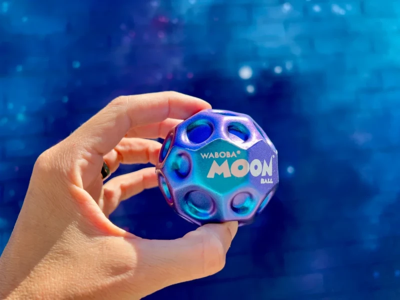 Metaliczna piłka Moon Ball Waboba z bliska