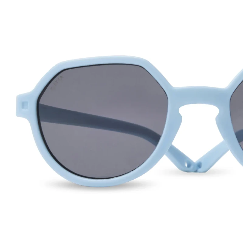 Zbliżenie soczewki UV400 model OoZZ Light Blue