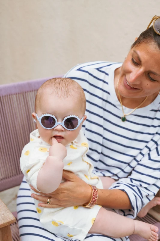 Niemowlę w okularach Ki ET LA Fleur Iris na rękach mamy