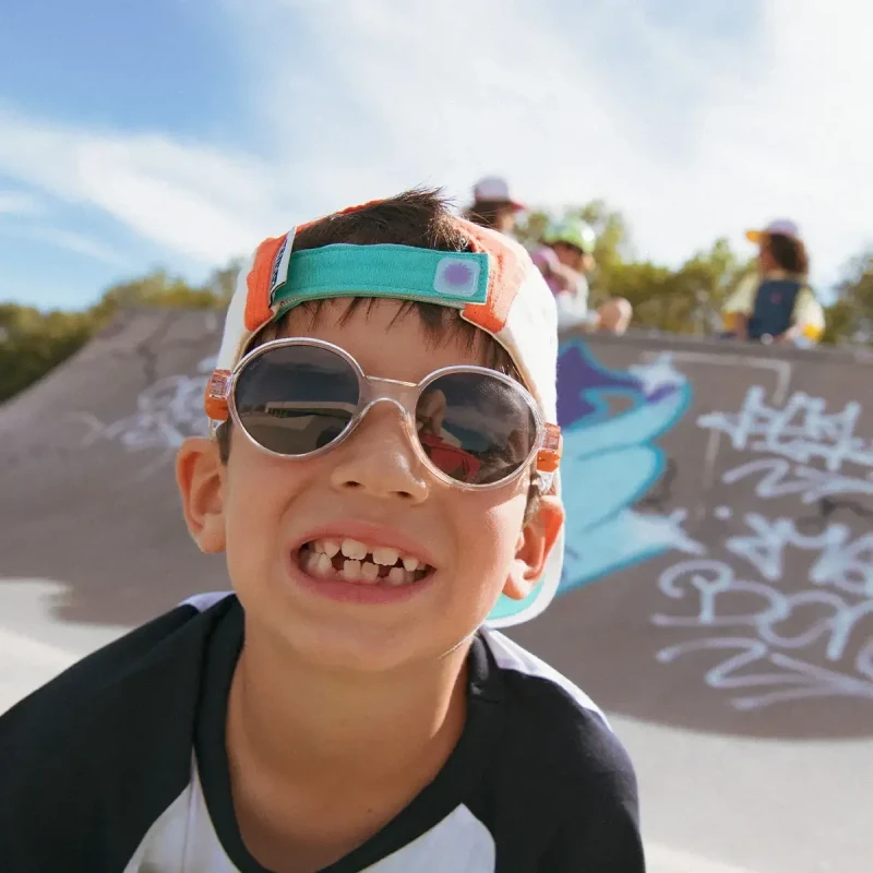 chłopiec w okularach przeciwsłonecznych Ki ET LA Pop Cristal Carrot w skateparku