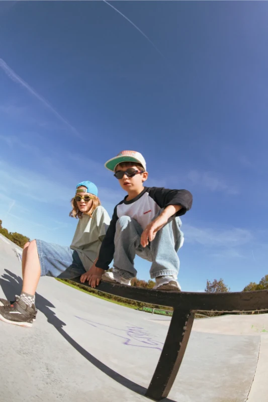 dzieci w okularach Ki ET LA Pop Navy Red w skateparku