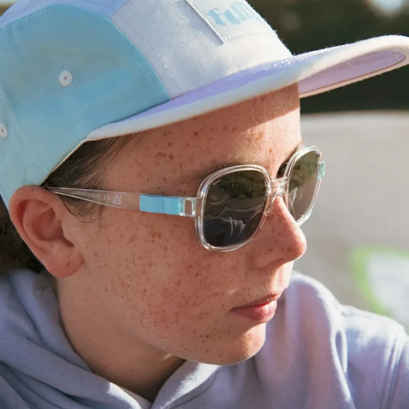 dziecko w okularach przeciwsłonecznych Ki ET LA Urban Cristal Blue profil boczny