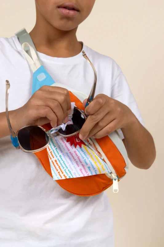 dziecko chowa okulary Ki ET LA Urban do woreczka