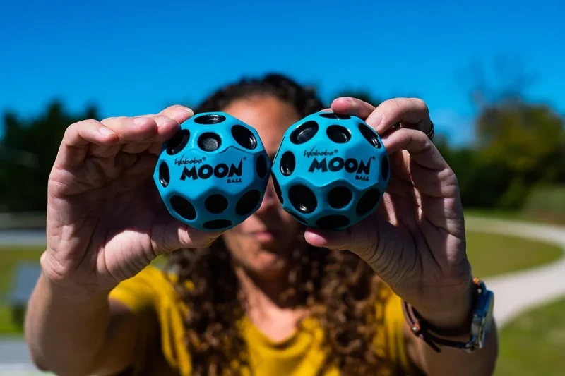 Piłeczki Waboba Moon Ball Blue trzymane w dłoniach podczas zabawy