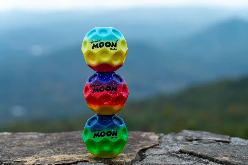 Tęczowa piłeczka Moon Ball na tle gór
