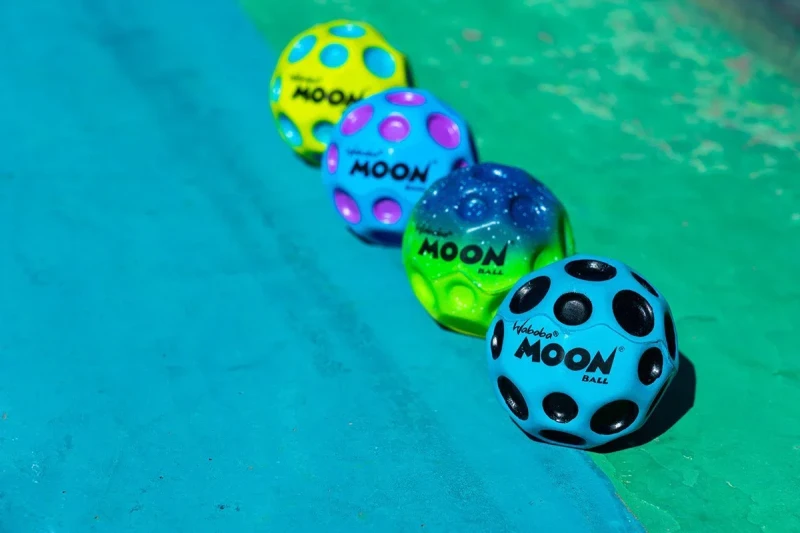 Piłeczka Martian Moon Ball Kosmiczny Błękit Waboba – wysoko odbijająca piłka dla dzieci