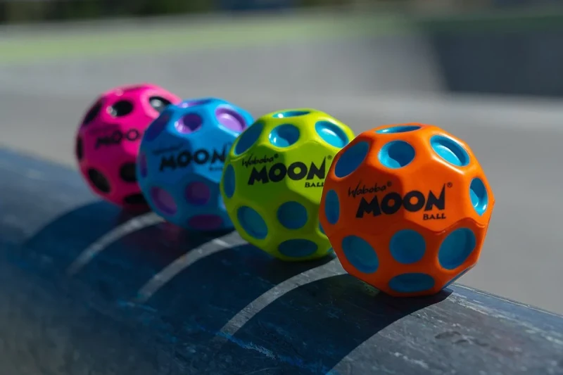 Kolorowe piłeczki Waboba Moon Ball na krawędzi skateparku podczas zabawy