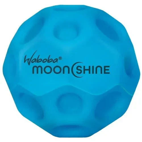 Niebieska piłeczka Waboba Moonshine Moon Ball widok frontowy na jasnym tle