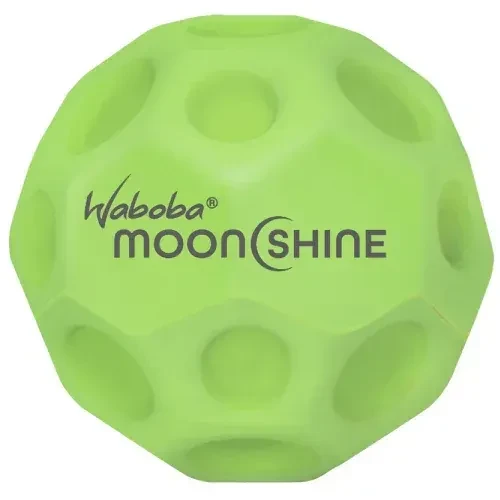 Zielona piłeczka Waboba Moonshine Moon Ball widok frontowy na jasnym tle