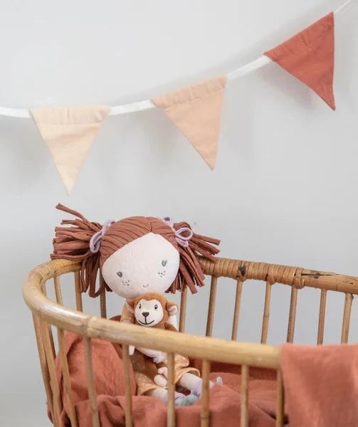 Lalka Sophia Little Dutch w łóżeczku dziecięcym dekoracyjna lalka tekstylna do pokoju dziecka