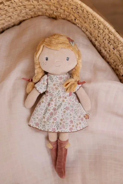 Lalka Julia Little Dutch na łóżeczku dziecięcym miękka lalka do przytulania 12 m plus