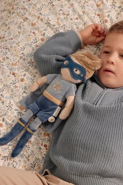 Miękka lalka Little Dutch Jim w stroju superbohatera z peleryną