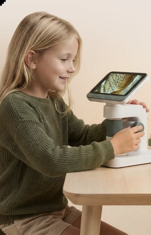 dziecko korzystające z mikroskopu cyfrowego KidLupe Pro