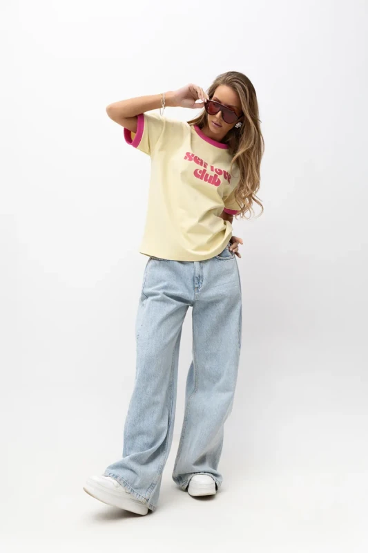 Żółty T-shirt damski Self Love Club Bopoco pełna sylwetka z jeansami
