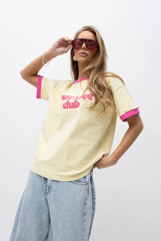Bawełniany T-shirt damski żółty Bopoco z różową lamówką i nadrukiem