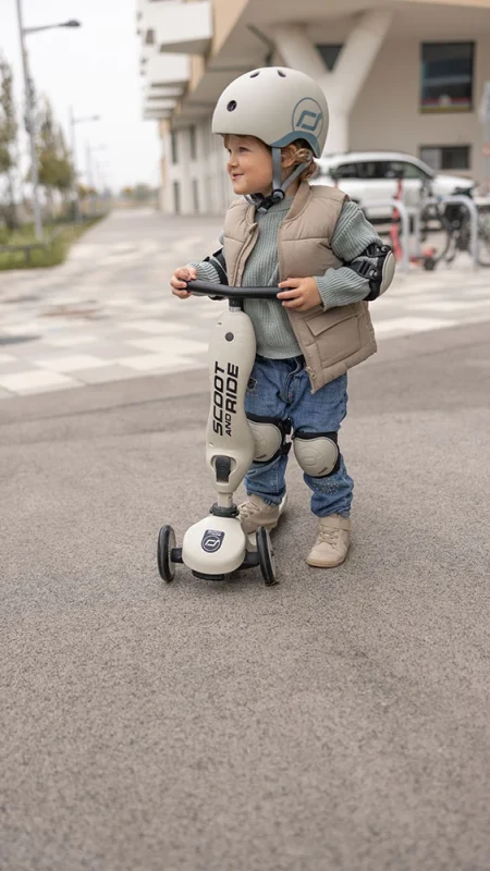ochraniacze Scoot & Ride S Ash w użytkowaniu na dziecku