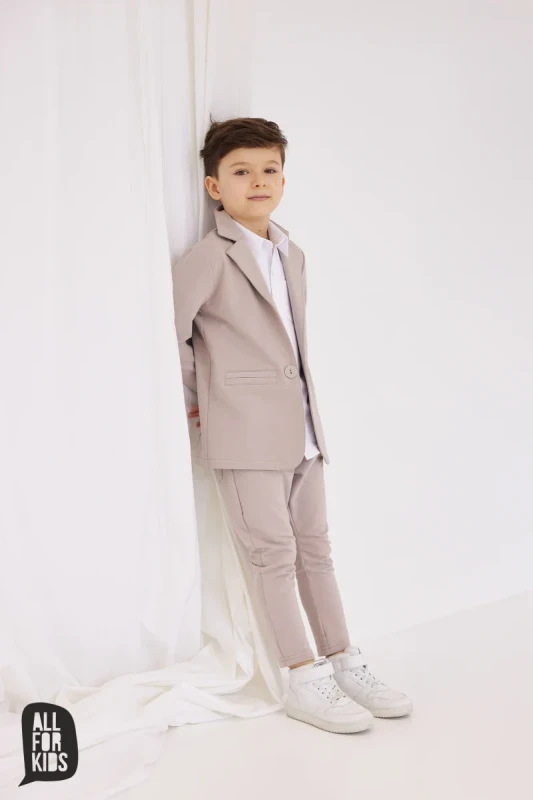 beżowe spodnie chłopięce all for kids bok elegancka stylizacja dziecięca