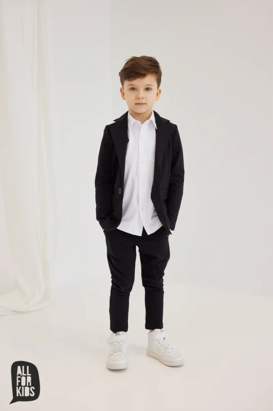chłopiec w czarnych dzianinowych spodniach dziecięcych all for kids komplet elegancki