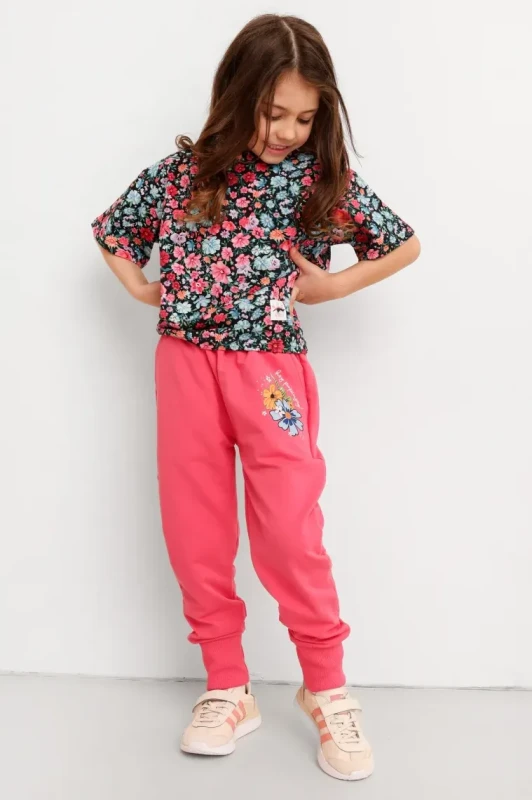 dziewczynka w różowych spodniach dresowych hey popinjay fruit move joggers pełna sylwetka