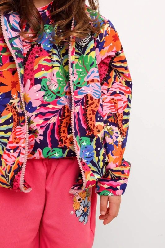 detal tropikalnego nadruku bluzy hey popinjay giraff
