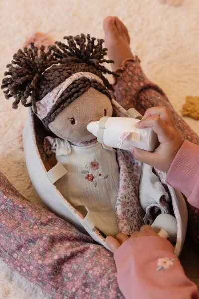 dziecko karmi laleczkę baby evi little dutch butelką