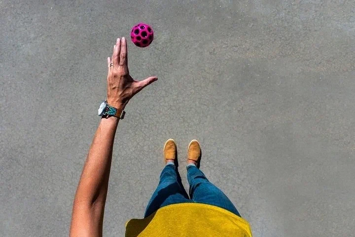 kolorowe moon ball waboba w ruchu podczas zabawy