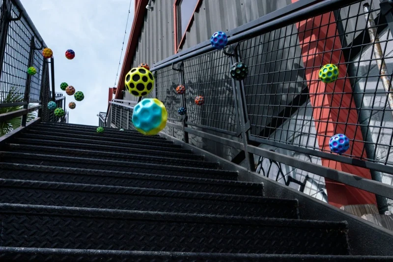 piłeczka waboba moon ball na schodach metalowych