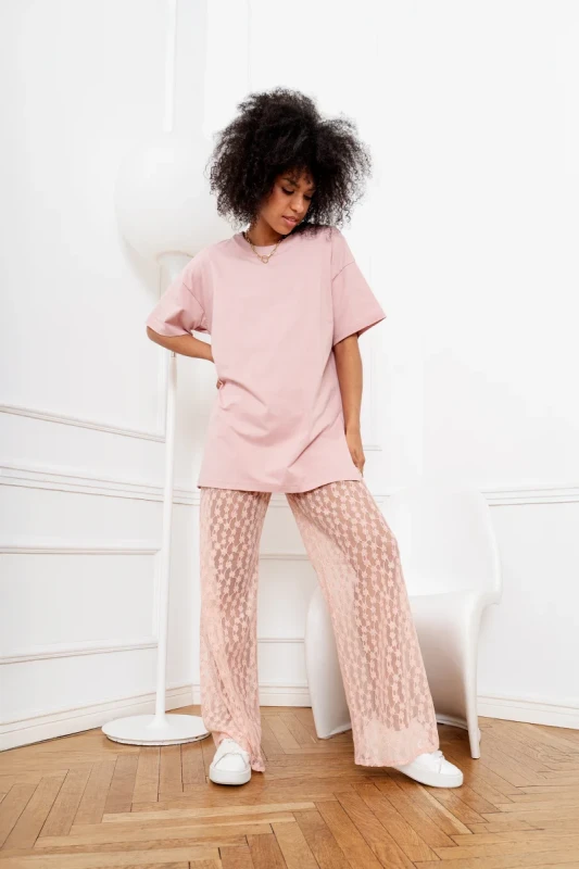 różowy t-shirt damski oversize Bopoco ZOJA stylizacja pełna sylwetka