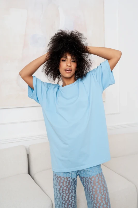 niebieska koszulka damska oversize stylizacja casual z szerokimi spodniami