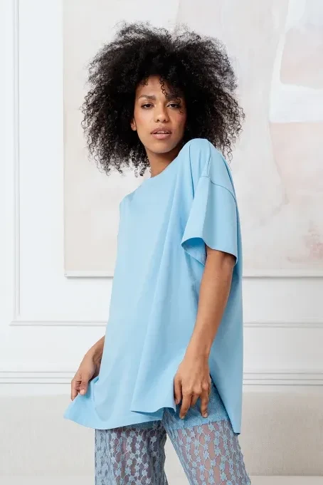 niebieski t-shirt damski oversize Bopoco ZOJA stylizacja z kanapą