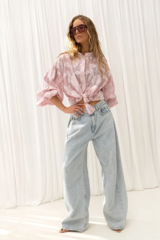 czerwona koszula damska modna stylizacja z jeansami wide leg