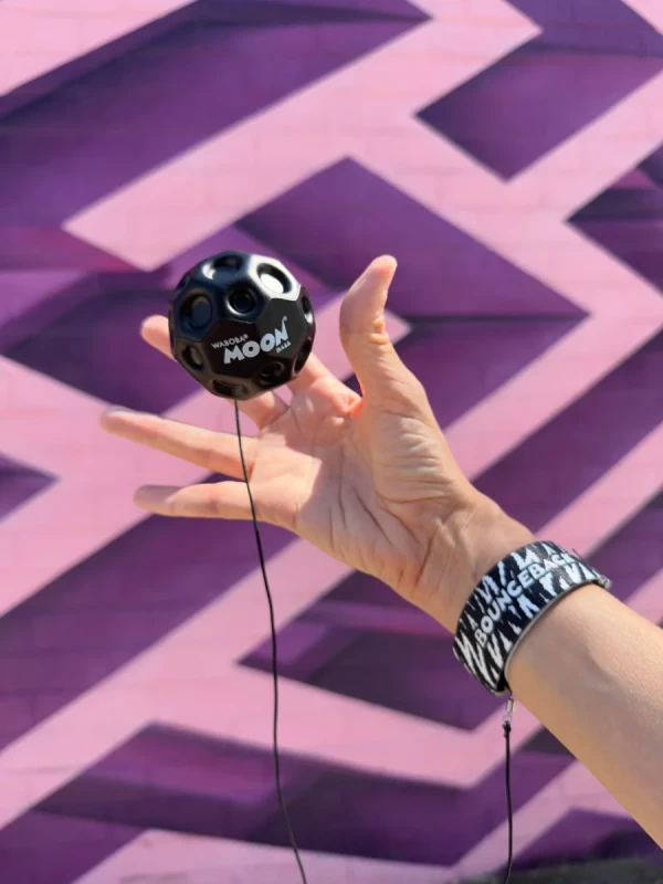 Piłeczka Bounceback Moon Ball Waboba® czarna – trening refleksu solo