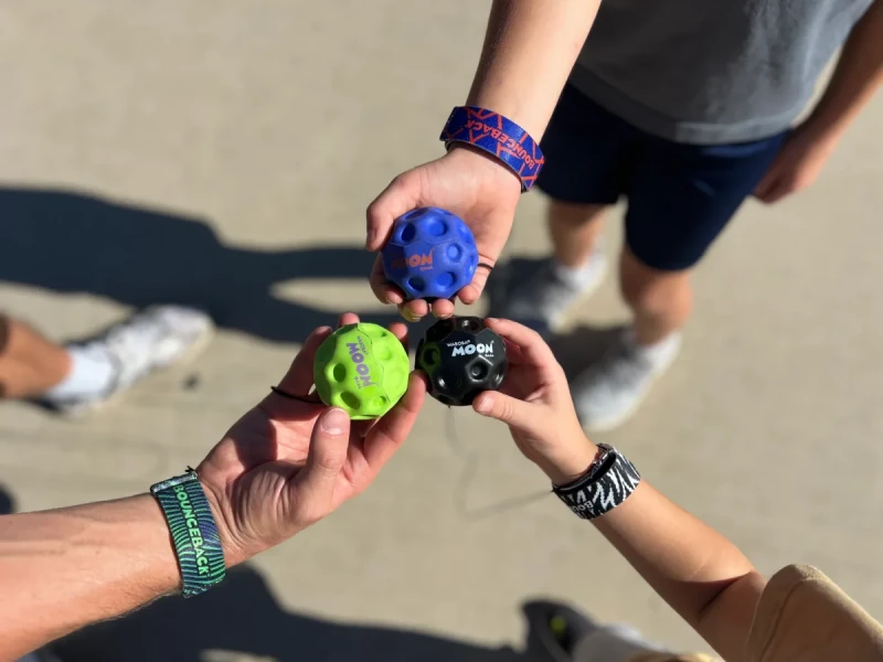 piłeczka na gumce waboba bounceback moon ball granatowa dla dzieci