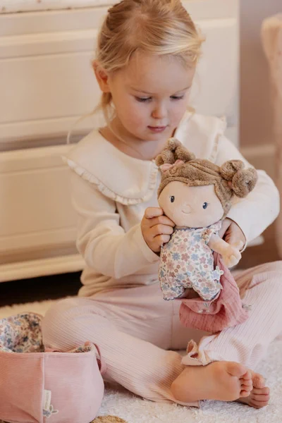 dziecko bawi się lalką Baby Rosa Little Dutch