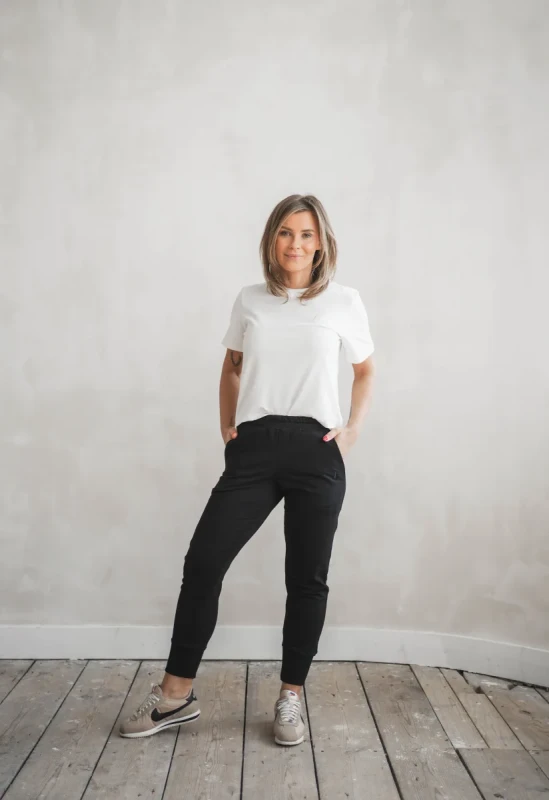 t shirt damski tuss outfit casual sneakers