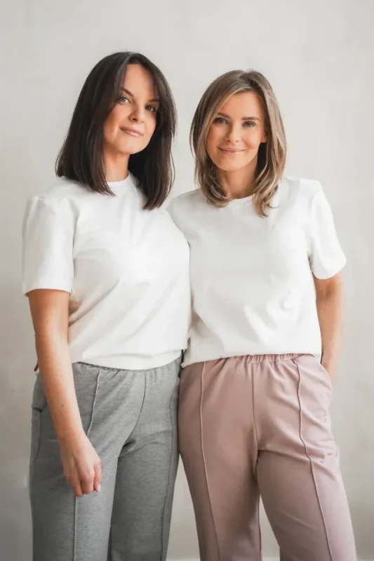 stylizacja damska ecru t shirt tuss i różowe spodnie