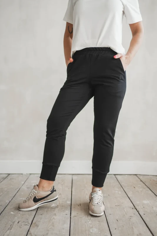 czarne joggery damskie tuss pełna sylwetka outfit